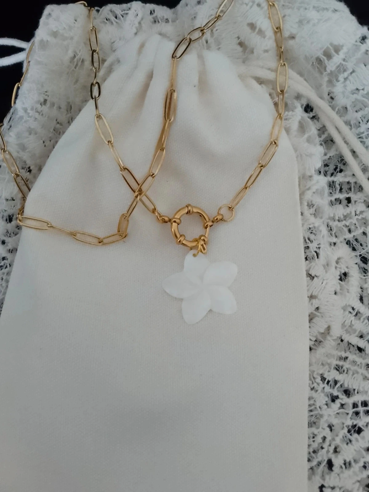 Collier bohème fleur en nac're blanche naturelle